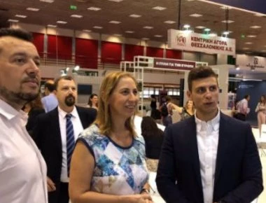 Ο Νίκος Παππάς και η Μαριλίζα Ξενογιαννακοπούλου περιηγούνται στα περίπτερα της ΔΕΘ (φωτο)